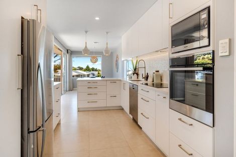 Photo of property in 17 Advene Road, Cockle Bay, Auckland, 2014