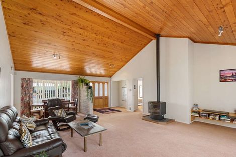 Photo of property in 2 Beech Place, Hawera, 4610