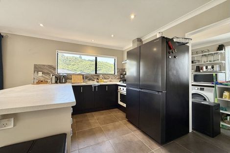 Photo of property in 2 Opurere Grove, Tirohanga, Lower Hutt, 5010
