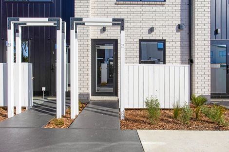 Photo of property in 4/23 Awaroa Road, Sunnyvale, Auckland, 0612