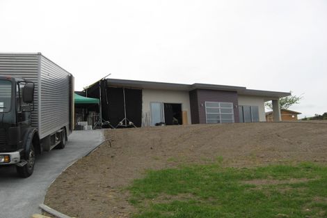 Photo of property in 2 Gavinike Place, Waimauku, 0812