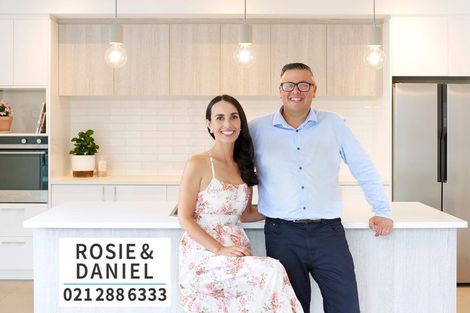 Photo of property in 60 Royal View Road, Te Atatu South, Auckland, 0610