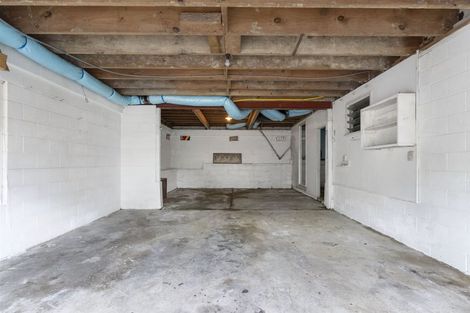 Photo of property in 176 Edmonton Road, Te Atatu South, Auckland, 0610