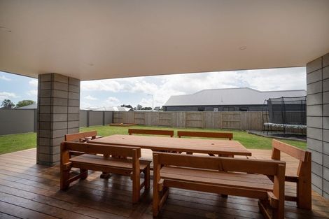 Photo of property in 76 Johnstone Drive, Fitzherbert, Palmerston North, 4410