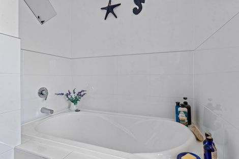 Photo of property in 19 Raabia Close, Parakai, 0830