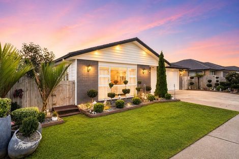 Photo of property in 16 Twin Parks Rise, Papakura, 2110