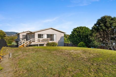 Photo of property in 5 Freyberg Crescent, Waikanae Beach, Waikanae, 5036