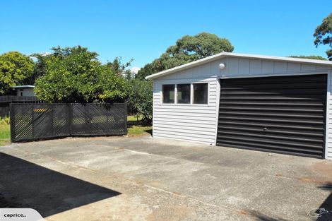 Photo of property in 17 Becker Drive, Weymouth, Auckland, 2103
