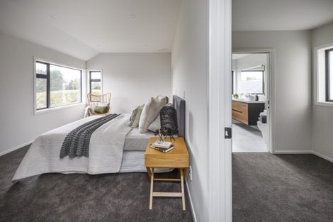 Photo of property in 20 Coutts Way, Fitzherbert, Palmerston North, 4410