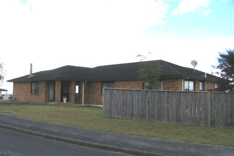 Photo of property in 2 Rubens Lane, West Harbour, Auckland, 0618