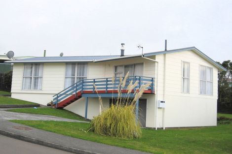 Photo of property in 3 Cheltenham Terrace, Newlands, Wellington, 6037