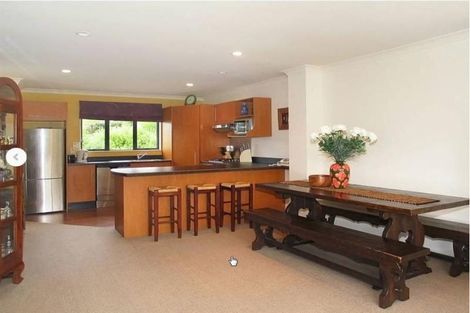 Photo of property in 2 Stella Grove, Newlands, Wellington, 6037