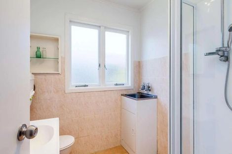 Photo of property in 2/18 Fowler Street, Northcote, Auckland, 0627