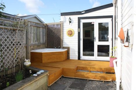 Photo of property in 27 Rauparaha Street, Waikanae Beach, Waikanae, 5036