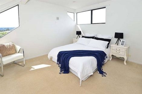 Photo of property in 1/21 Jumento Place, Unsworth Heights, Auckland, 0632
