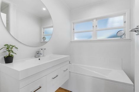 Photo of property in 16 St Peters Street, Northcote, Auckland, 0627