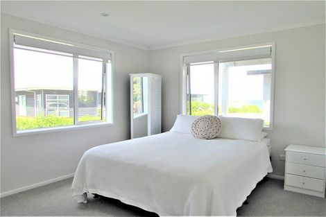 Photo of property in 10 Cromwell Point, Newlands, Wellington, 6037