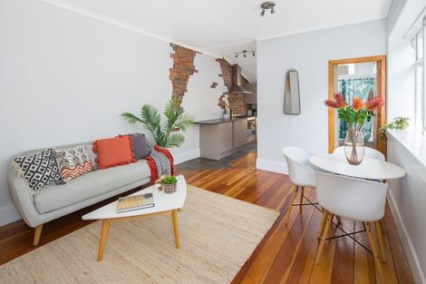 Photo of property in 180 Sutherland Road, Lyall Bay, Wellington, 6022