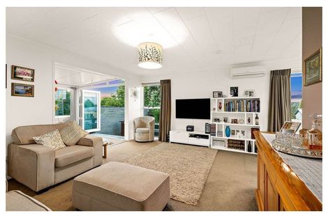 Photo of property in 2 Allington Road, Massey, Auckland, 0614