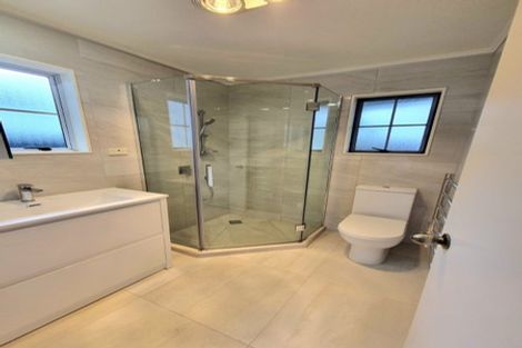 Photo of property in 3a Leiden Place, Totara Vale, Auckland, 0629