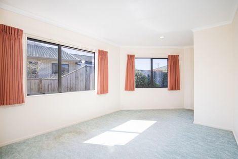 Photo of property in 5 Karina Road, Merrilands, New Plymouth, 4312