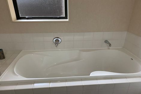 Photo of property in 18 Glen Bay Close, Pinehill, Auckland, 0632