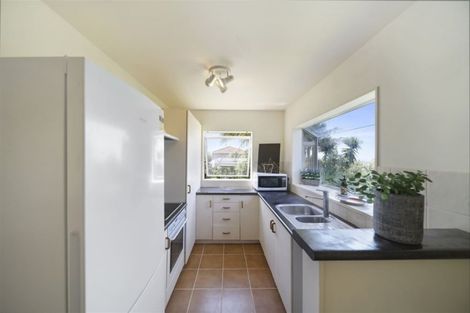 Photo of property in 1b Highgrove Lane, Totara Vale, Auckland, 0632
