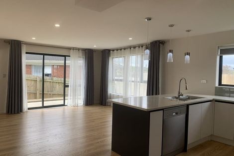 Photo of property in 98 Cardiff Road, Pakuranga, Auckland, 2010