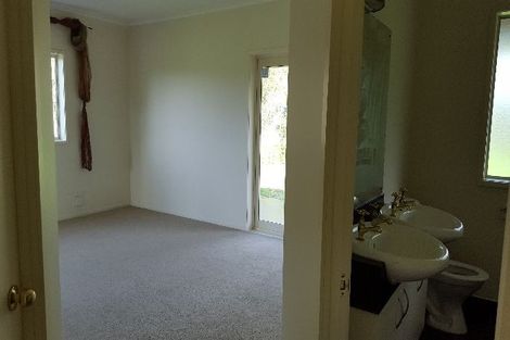 Photo of property in 400 Waitakere Road, Taupaki, Henderson, 0782