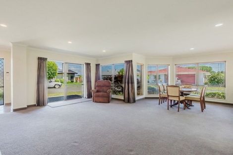 Photo of property in 22 Belgrove Place, Waipukurau, 4200