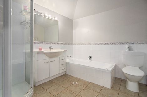 Photo of property in 2/20 Ruakiwi Road, Hamilton Lake, Hamilton, 3204