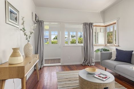 Photo of property in 137 Apu Crescent, Lyall Bay, Wellington, 6022