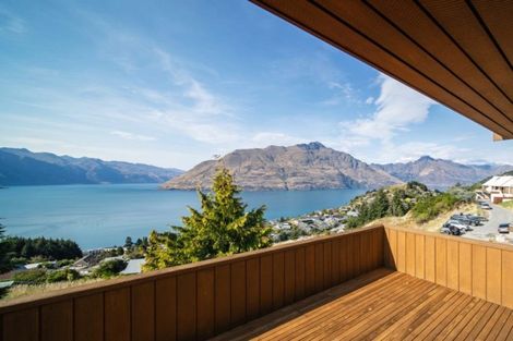Photo of property in 128 Wynyard Crescent, Fernhill, Queenstown, 9300