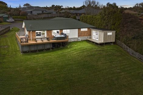 Photo of property in 17 Bella Villa Drive, Waiuku, 2123