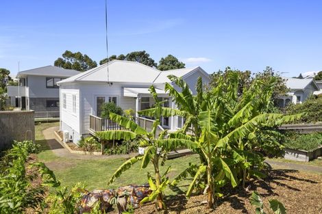 Photo of property in 7 Belt Road, Moturoa, New Plymouth, 4310