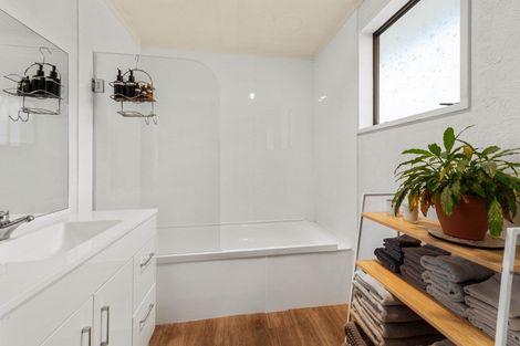 Photo of property in 20 Robinson Avenue, Holdens Bay, Rotorua, 3010