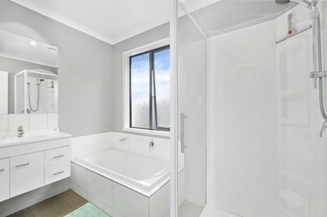 Photo of property in 28 Shillingford Boulevard, Rolleston, 7615