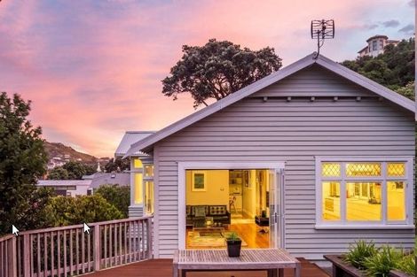 Photo of property in 102 The Parade, Island Bay, Wellington, 6023