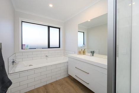 Photo of property in 50 Atlantic Drive, Fitzherbert, Palmerston North, 4410