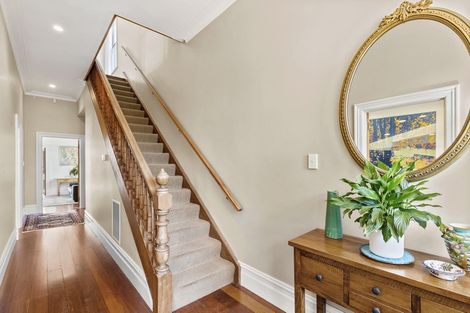 Photo of property in 33 Grove Road, Kelburn, Wellington, 6012