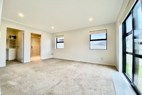 Photo of property in 14 Ray Small Drive, Papakura, 2110