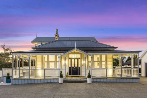 Photo of property in 48 Stanley Point Road, Stanley Point, Auckland, 0624