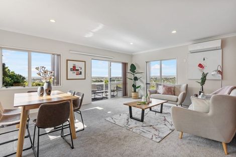 Photo of property in 4 Worthington Place, West Harbour, Auckland, 0618