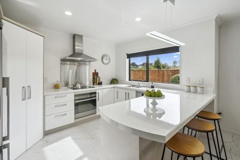 Photo of property in 41 King Charles Drive, Kingsley Heights, Upper Hutt, 5018