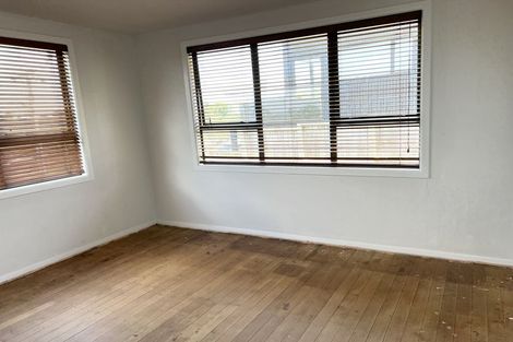 Photo of property in 22 Clairville Crescent, Wai O Taiki Bay, Auckland, 1072