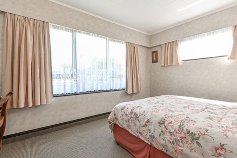 Photo of property in 15 Deakin Place, Clive, 4102