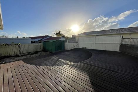 Photo of property in 5 Booralee Avenue, Botany Downs, Auckland, 2010