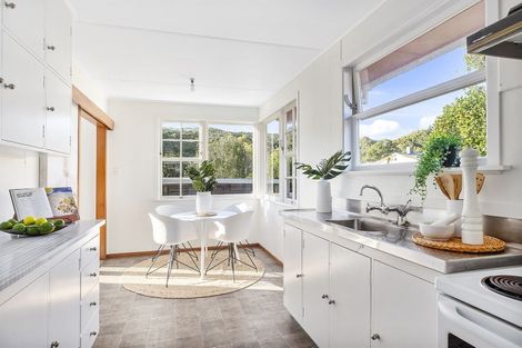 Photo of property in 17 Cardiff Crescent, Cannons Creek, Porirua, 5024