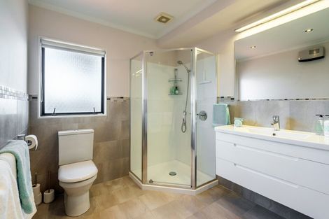 Photo of property in 2/23 Kiteroa Terrace, Rothesay Bay, Auckland, 0630