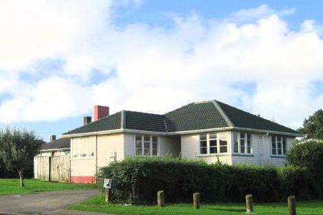 Photo of property in 27 Middlemore Crescent, Papatoetoe, Auckland, 2025